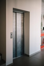 porta di piano in acciao inox spazzolato