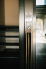 Dettaglio porta e pulsantiera