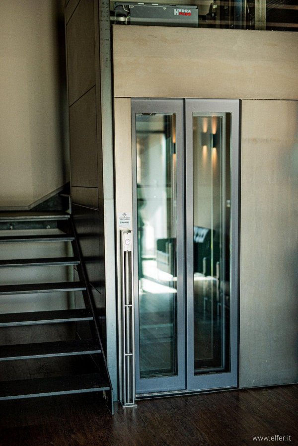 porta automatica e scala