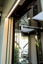 porta telescopica aperta e cabina