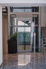 porta di piano e pulsantiera free standing