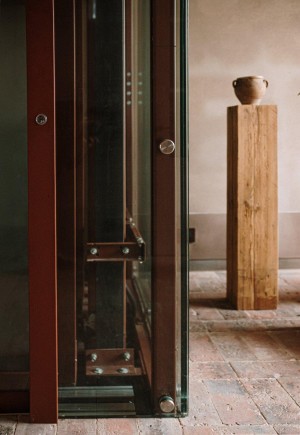 Piattaforma elevatrice in vetro in casa colonica emiliana