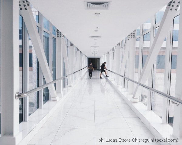 corridoio interno di ospedale