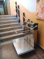 montascale su scala rettilinea