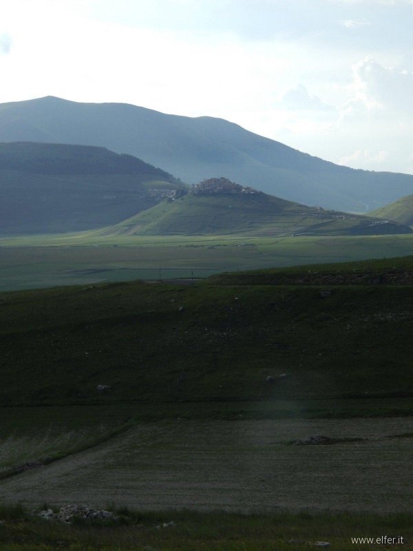 paesaggio con castelluccio di norcia