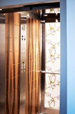 cabina ascensore in legno, vetro e acciaio