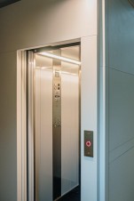 porta ascensore e vista cabina interna